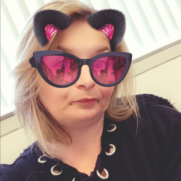 Meet your Posher, Stephanie - Picture 2 of 4